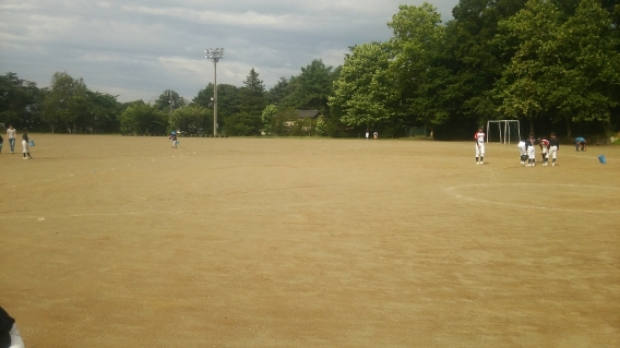 御代田北小学校グラウンドの石拾いを行いました